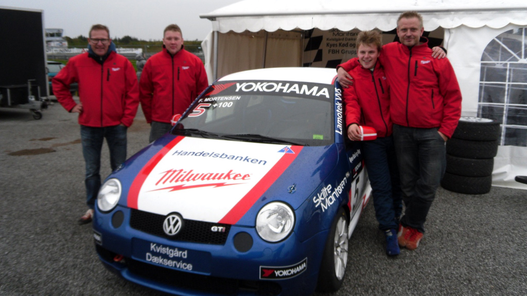 Hele teamet med VW LUPO 1,6 GTI Cup raceren. Yderst til venstre Lars Mortensen, Fredensborg, Jacob Luxhøj, Horsens, Frederik Mortensen, Fredensborg, og Klaus Juhl Hansen, Roskilde.